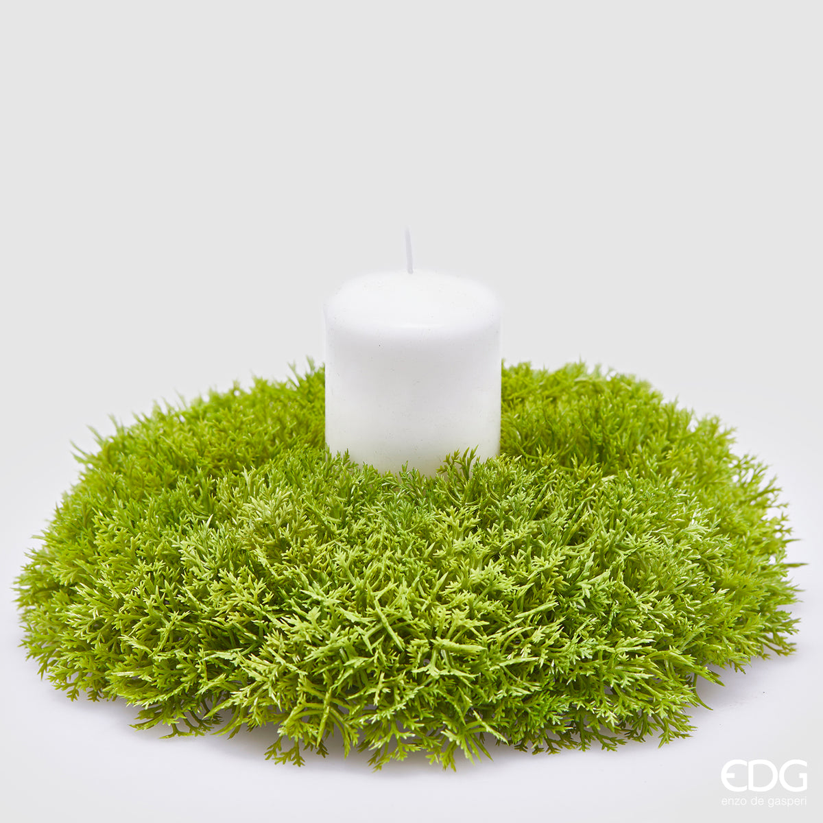 Corona di Muschio artificiale di colore verde Candela non inclusa Dimensioni: cm 23 x h 6 - Materiale: plastica. In negozio e online su tuttochic.live.