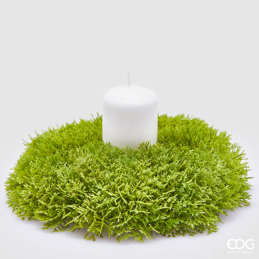 Corona di Muschio artificiale di colore verde Candela non inclusa Dimensioni: cm 23 x h 6 - Materiale: plastica. In negozio e online su tuttochic.live.