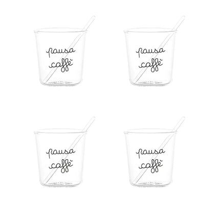 Goditi il tuo espresso con stile e un pizzico di ironia con il set di 4 bicchierini espresso "Pausa Caffè". Realizzati in resistente vetro borosilicato con decoro "Pausa Caffè" in nero. Lavabili in lavastoviglie. Dimensioni: Ø 5.8 cm x h 6 cm - palettina in vetro inclusa.  In negozio e online su tuttochic.live