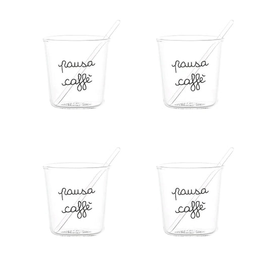 Goditi il tuo espresso con stile e un pizzico di ironia con il set di 4 bicchierini espresso "Pausa Caffè". Realizzati in resistente vetro borosilicato con decoro "Pausa Caffè" in nero. Lavabili in lavastoviglie. Dimensioni: Ø 5.8 cm x h 6 cm - palettina in vetro inclusa.  In negozio e online su tuttochic.live