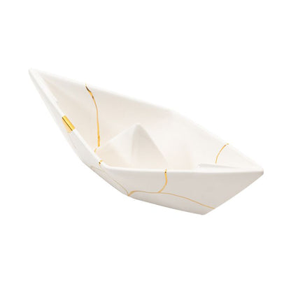 La Barchetta Origami Kintsugi in ceramica può essere utilizzata come portaoggetti, svuotatasche o fermacarte, Dimensioni: cm 30 x 13 x h 9. In negozio e online su tuttochic.live