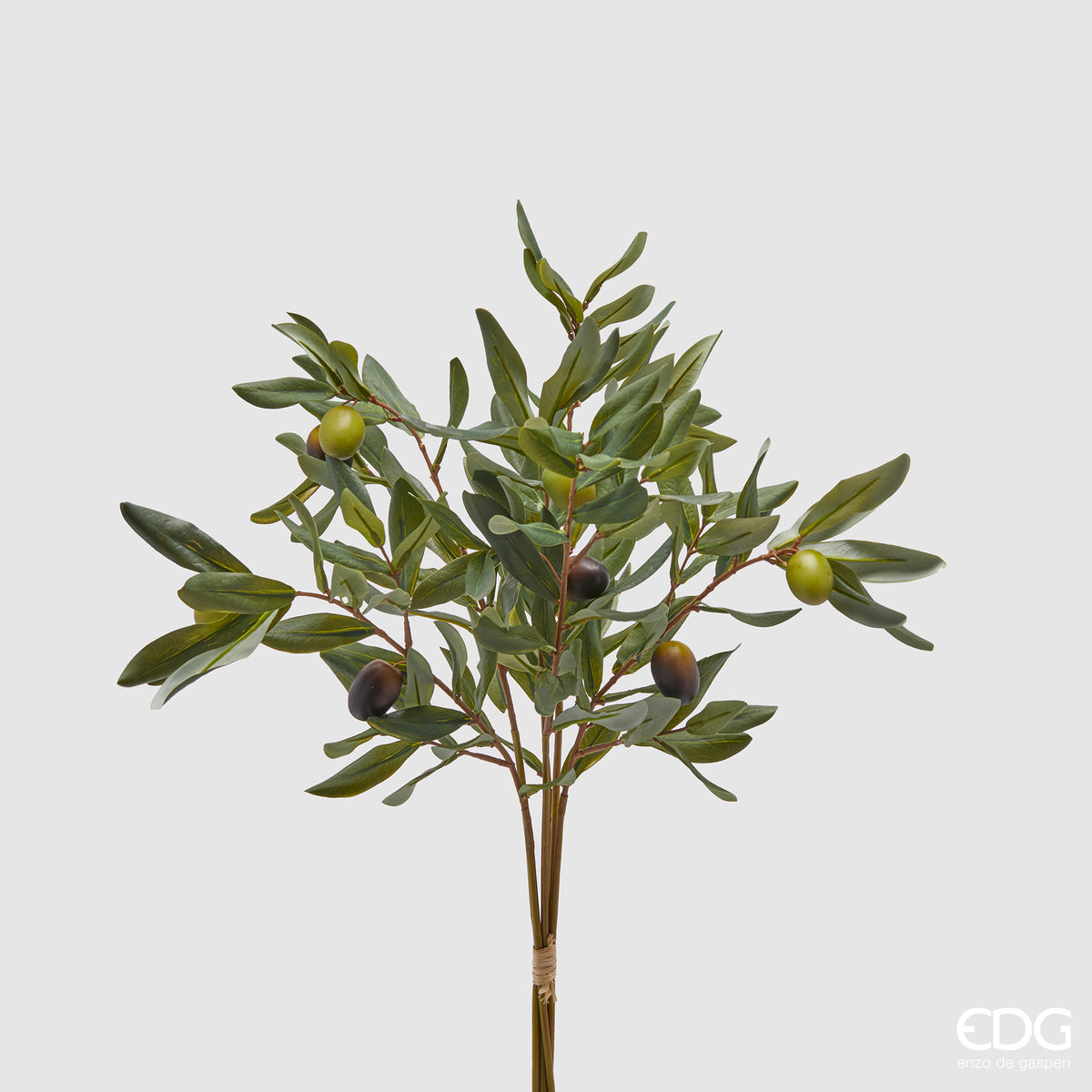 Questo mazzo di olivo alto 41 cm è realizzato in plastica verde di alta qualità. Con le olive realistiche, aggiungerà un tocco di natura alla tua casa. Realizzato con materiali resistenti, è perfetto per decorazioni durature. Abbinamento completo con Corona Olivo con olive. In negozio e online su tuttochic.live.