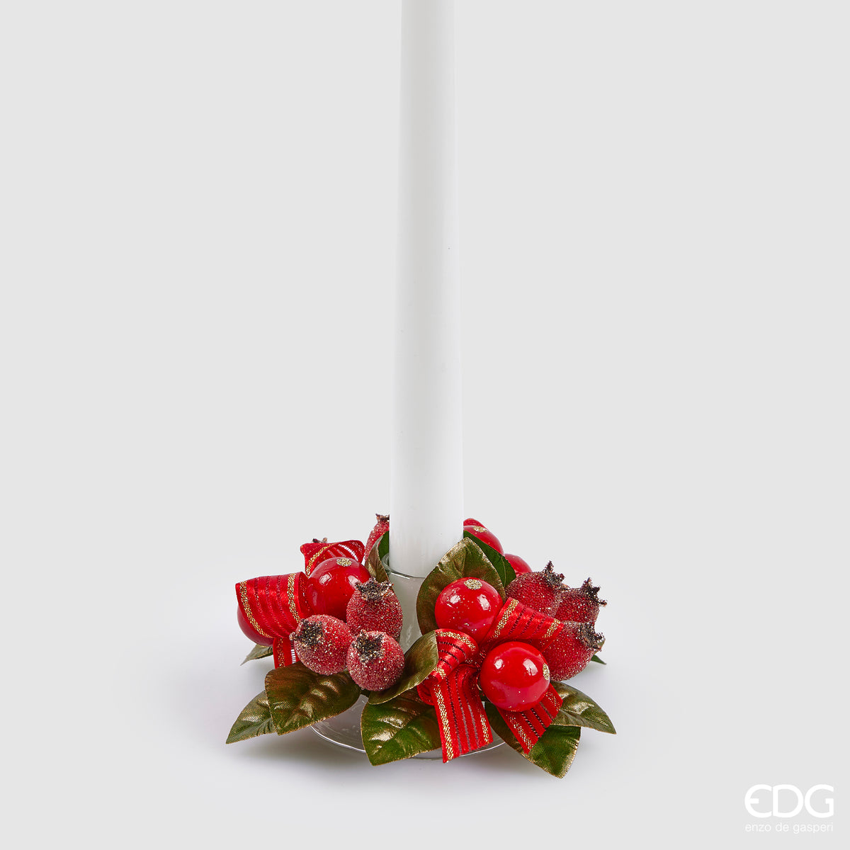 Corona per candela con bacche glitterate e foglie. Diametro cm 10 Materiale: plastica. In negozio e online su tuttochic.live