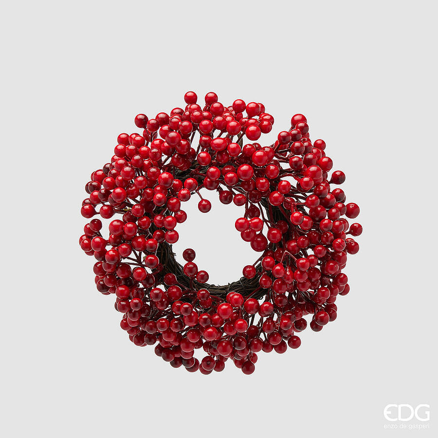 Corona natalizia circolare dal diametro di 22 cm composta da una fitta trama di bacche rosse artificiali lucide e laccate su sfondo grigio chiaro, firmata EDG.