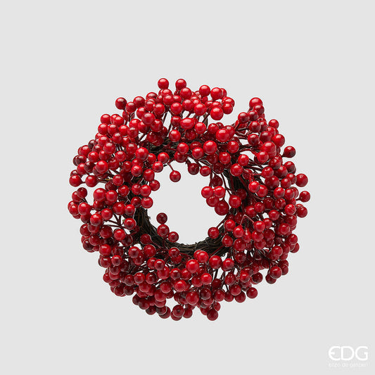 Corona natalizia circolare dal diametro di 22 cm composta da una fitta trama di bacche rosse artificiali lucide e laccate su sfondo grigio chiaro, firmata EDG.