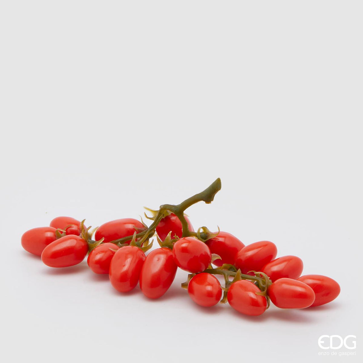 Grappolo di 16 pomodori ciliegini artificiali in plastica di colore rosso e verde. Dimensioni: cm 9 X 5 x h 22. In negozio e online su tuttochic.live.