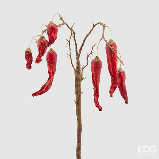 Ramo con 7 peperoncini artificiali di colore rosso. Dimensioni: cm 90 h - Materiale: plastica. In negozio e online su tuttochic.live.