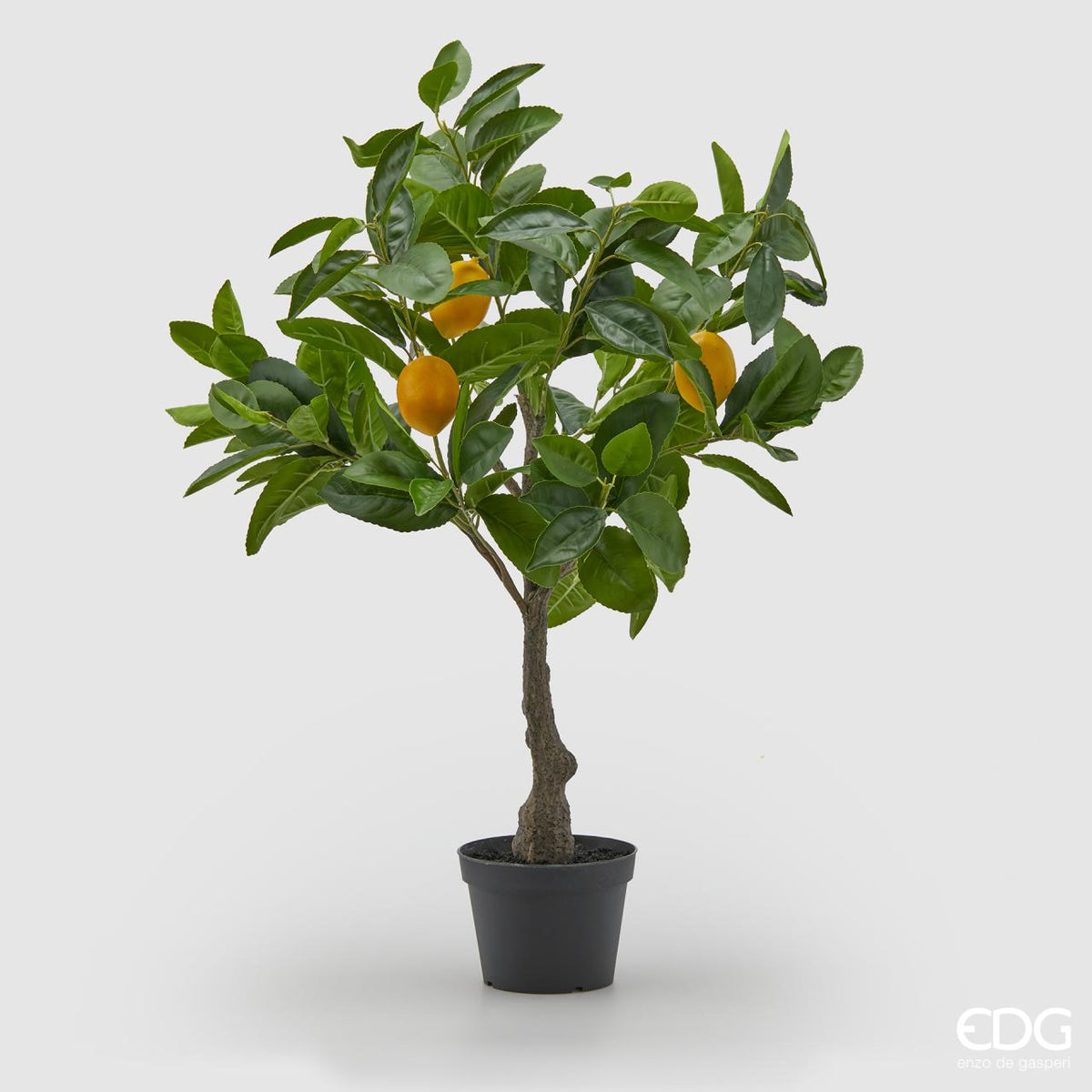 Alberello di limoni artificiale alto 70 cm con frutti gialli, fogliame verde e vaso nero in PVC di EDG Enzo De Gasperi.