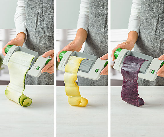Con Veggie Sheet Slicer si possono ottenere sottili sfoglie di verdure. Ideale per variazioni fantasiose, sane, leggere e colorate di piatti classici come lasagne, gratin o patatine fritte.• lama in acciaio inox• Non lavabile in lavastoviglie• Dimensioni: 20 x 10 x 5,5 cm. In negozio e online su tuttochic.live