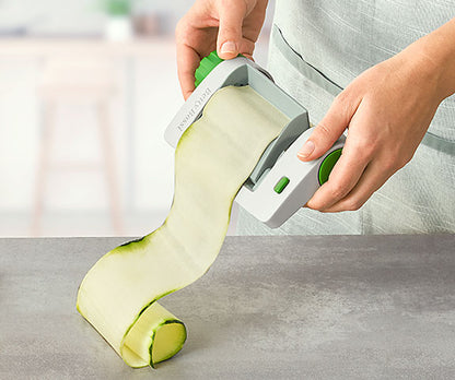 Con Veggie Sheet Slicer si possono ottenere sottili sfoglie di verdure. Ideale per variazioni fantasiose, sane, leggere e colorate di piatti classici come lasagne, gratin o patatine fritte.• lama in acciaio inox• Non lavabile in lavastoviglie• Dimensioni: 20 x 10 x 5,5 cm. In negozio e online su tuttochic.live