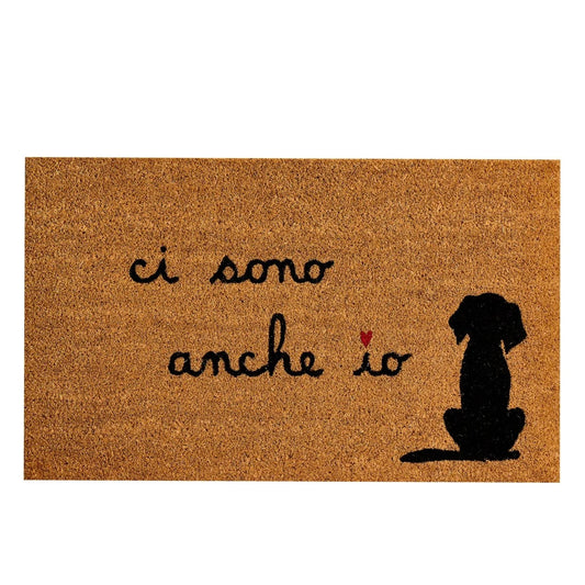 Accogli i tuoi ospiti con un sorriso e un'atmosfera positiva grazie a questo zerbino in fibra di cocco con la divertente scritta "ci sono anche io", riferito al tuo amico a quattro zampe. In negozio e online su tuttochic.live