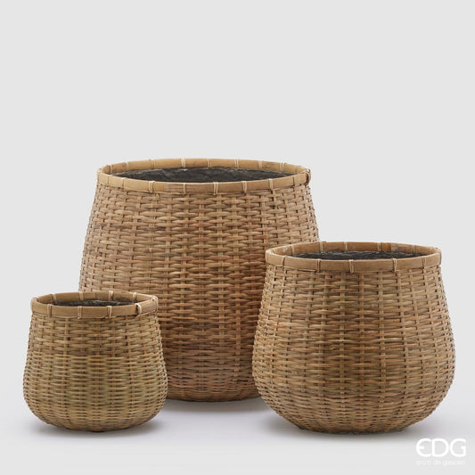 Cesto in Bamboo dal colore naturale, internamente rivestito di resina per un uso interno/esterno protetto. Ideale per dare un tocco di stile unico al vostro arredamento. In negozio e online su tuttochic.live