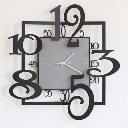 Orologio da parete quadrato Amos è strutturato su due forme quadrangolari, una il quadrante e l’altra la cornice.  Dimensione: cm 50 x 5 p x 50 H. Materiale: ferro. In negozio e online su tuttochic.live