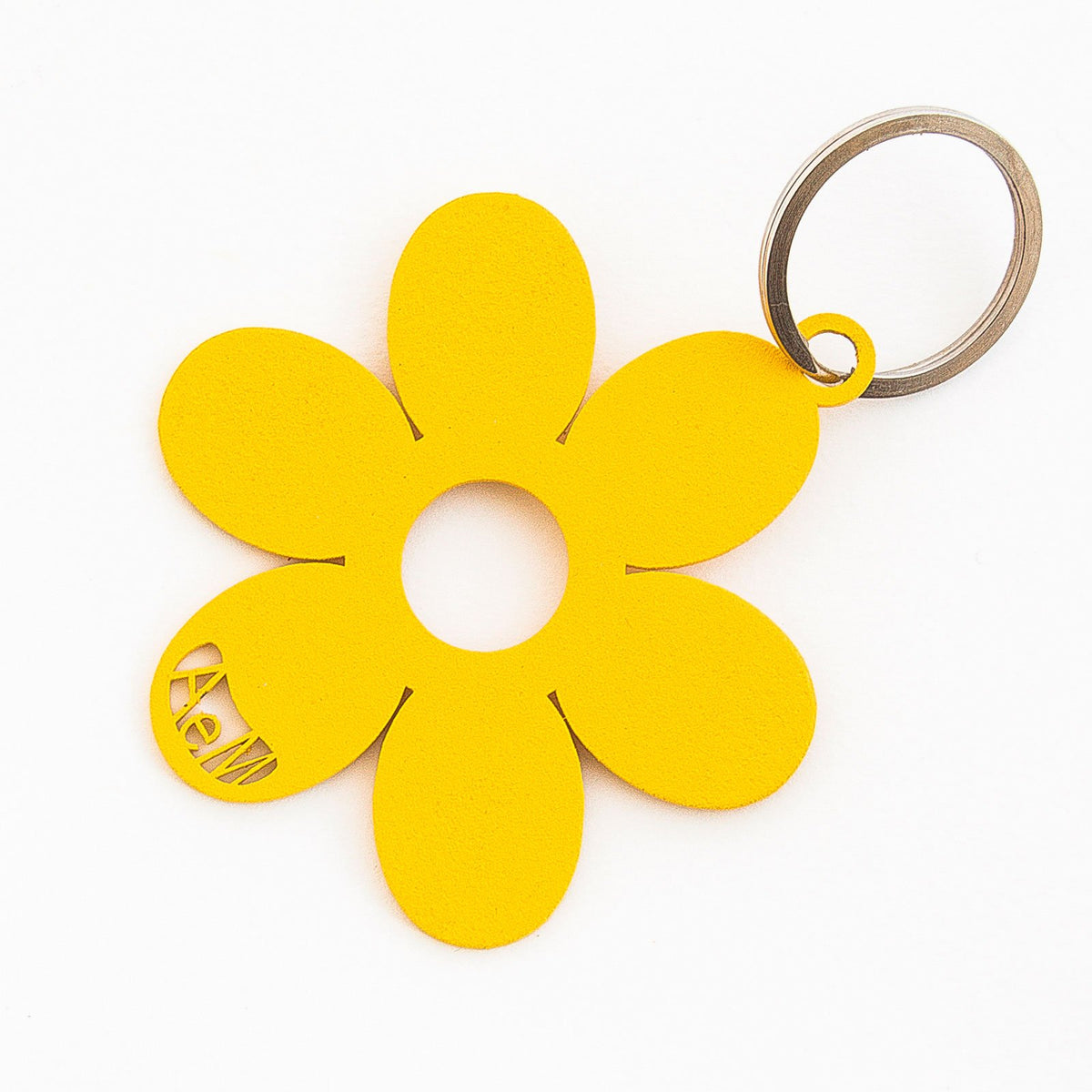 Portachiavi in metallo verniciato a forma di fiore. Dimensioni: 7 x 6 cm. In negozio e online su tuttochic.live