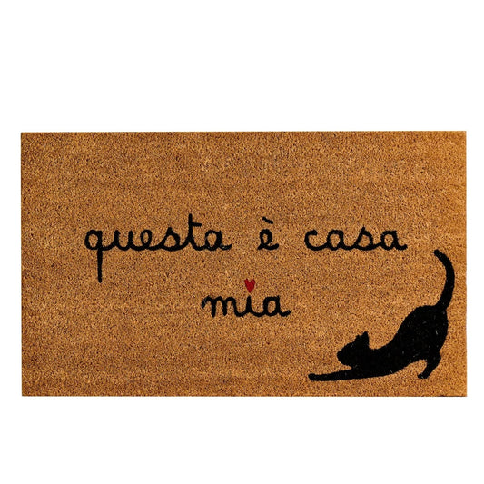 Accogli i tuoi ospiti con un sorriso e un'atmosfera positiva grazie a questo zerbino in fibra di cocco con la divertente scritta "ci sono anche io", riferito al tuo amico a quattro zampe. In negozio e online su tuttochic.live