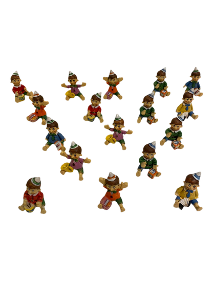 Set di 17 bomboniere di mini Pinocchio in resina decorata. Dimensioni: cm 3 x 2,5 x h 4 Confettata e astuccio non incluso. In negozio e online su tuttochic.live