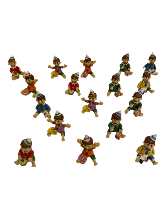 Set di 17 bomboniere di mini Pinocchio in resina decorata. Dimensioni: cm 3 x 2,5 x h 4 Confettata e astuccio non incluso. In negozio e online su tuttochic.live