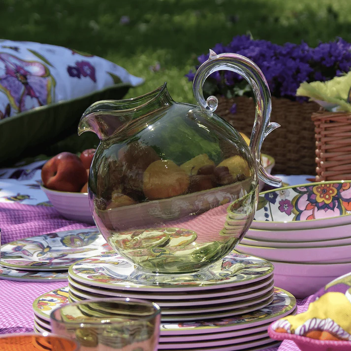 Brocca in acrilico di colore verde trasparente della delicata collezione Aqua. Le perfette linee classiche trovano spazio ed espressione in oggetti capaci di coniugare la seduzione di un design raffinato con l'armonia di un materiale funzionale come l'acrilico. Capacità: litri 2,25. In negozio e online su tuttochic.live