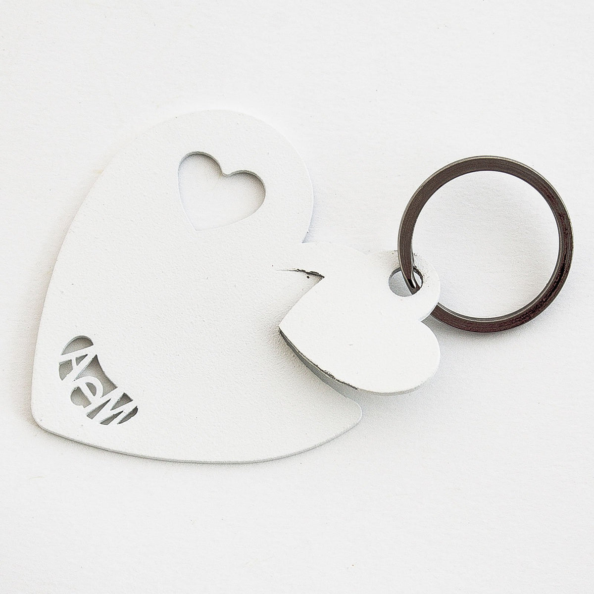 Portachiavi in metallo verniciato a forma di cuore. Dimensioni: 6 x 6,5 cm. In negozio e online su tuttochic.live