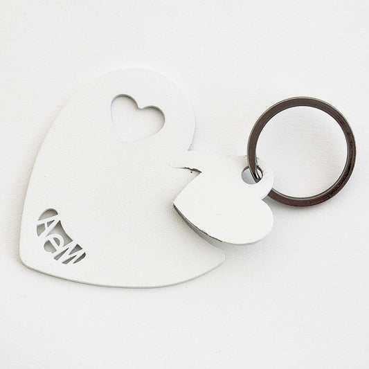 Portachiavi in metallo verniciato a forma di cuore. Dimensioni: 6 x 6,5 cm. In negozio e online su tuttochic.live