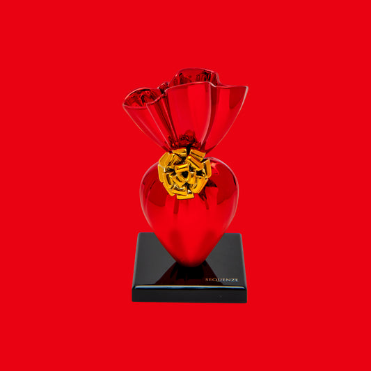 Scultura Give Yourself rappresenta un cuore avvolto con cura in una carta regalo metallizzata, pronto per un regalo unico e prezioso. Concediti l'amore e regala questo capolavoro artistico ad una persona speciale. Realizzata in resina decorata Dimensioni: cm 15 x 14 x33 h - kg 3,280. In negozio e online su tuttochic.live