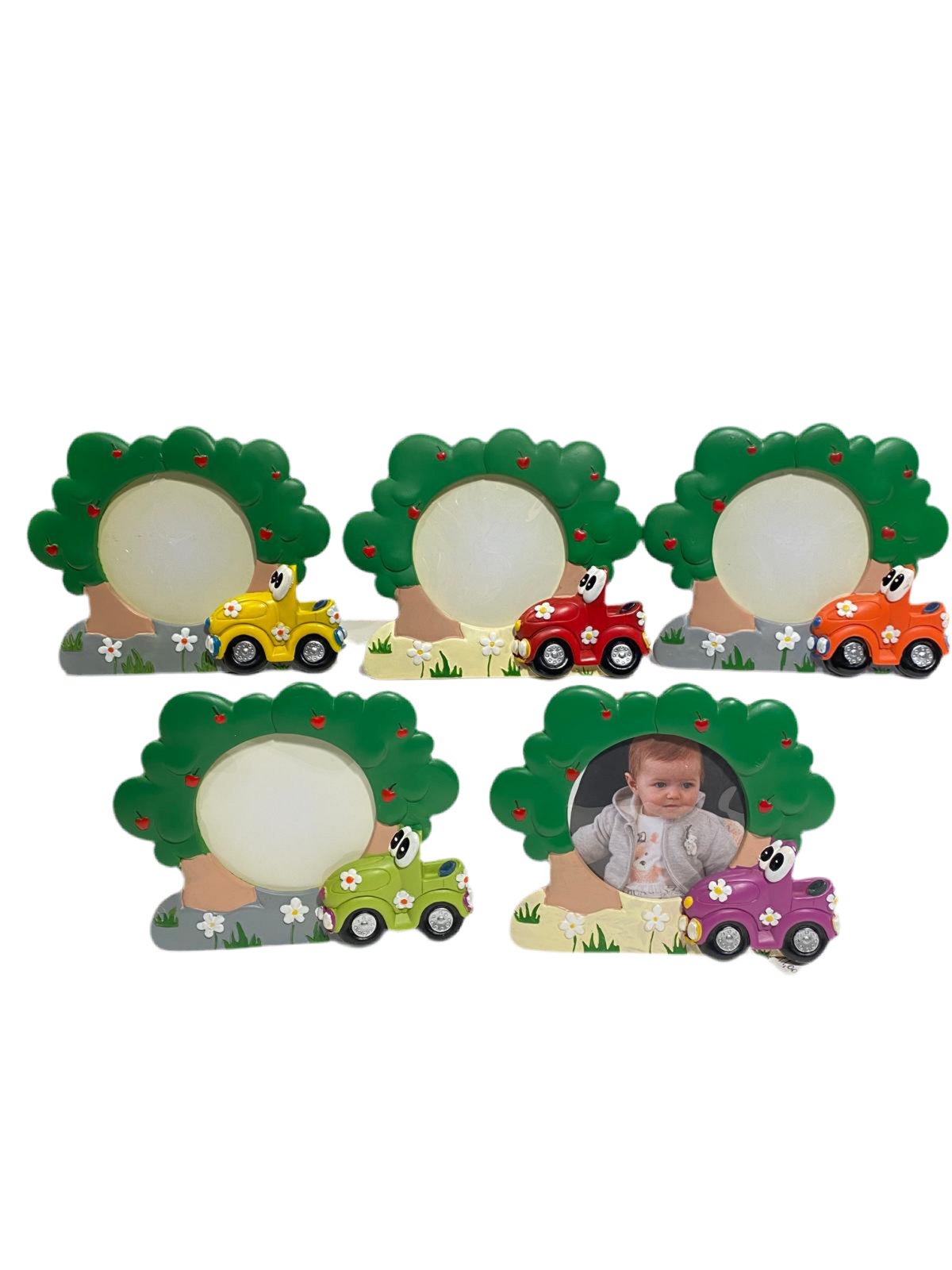 Set di 5 bomboniere Portafoto in resina decorata in colori assortiti. Dimensioni: cm L 17 x h 14 - Dimensione foto: Ø 9 cm. In negozio e online su tuttochic.live
