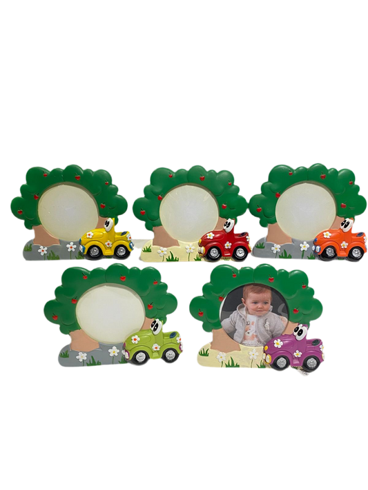 Set di 5 bomboniere Portafoto in resina decorata in colori assortiti. Dimensioni: cm L 17 x h 14 - Dimensione foto: Ø 9 cm. In negozio e online su tuttochic.live