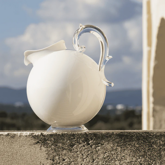 Brocca in acrilico di colore bianco della delicata collezione Aqua. Le perfette linee classiche trovano spazio ed espressione in oggetti capaci di coniugare la seduzione di un design raffinato con l'armonia di un materiale funzionale come l'acrilico. Dimensioni: Ø 18 cm, H 24,6 cm. In negozio e online su tuttochic.live