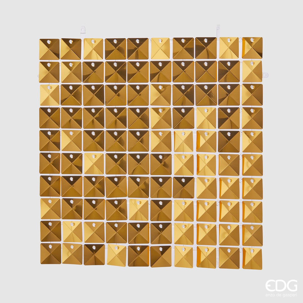 Modulo quadrato 30x30 cm con tessere piramidali glitterate color oro lucido a specchio EDG Enzo De Gasperi su sfondo chiaro.