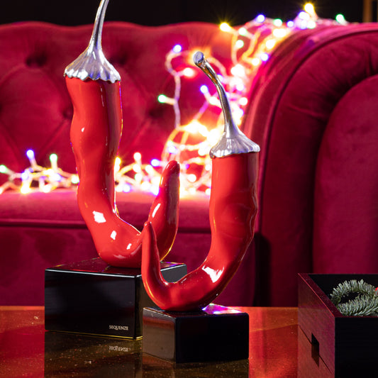 Peperoncino è una scultura moderna artigianale realizzata in resina di qualità, tutta Made in Italy. Questa fantastica opera d'arte rappresenta uno dei più classici portafortuna della tradizione italiana in una veste nuova e moderna. Dimensioni: cm 11 x 9 x 26 h - Peso: gr. 519. In negozio e online su tuttochic.live