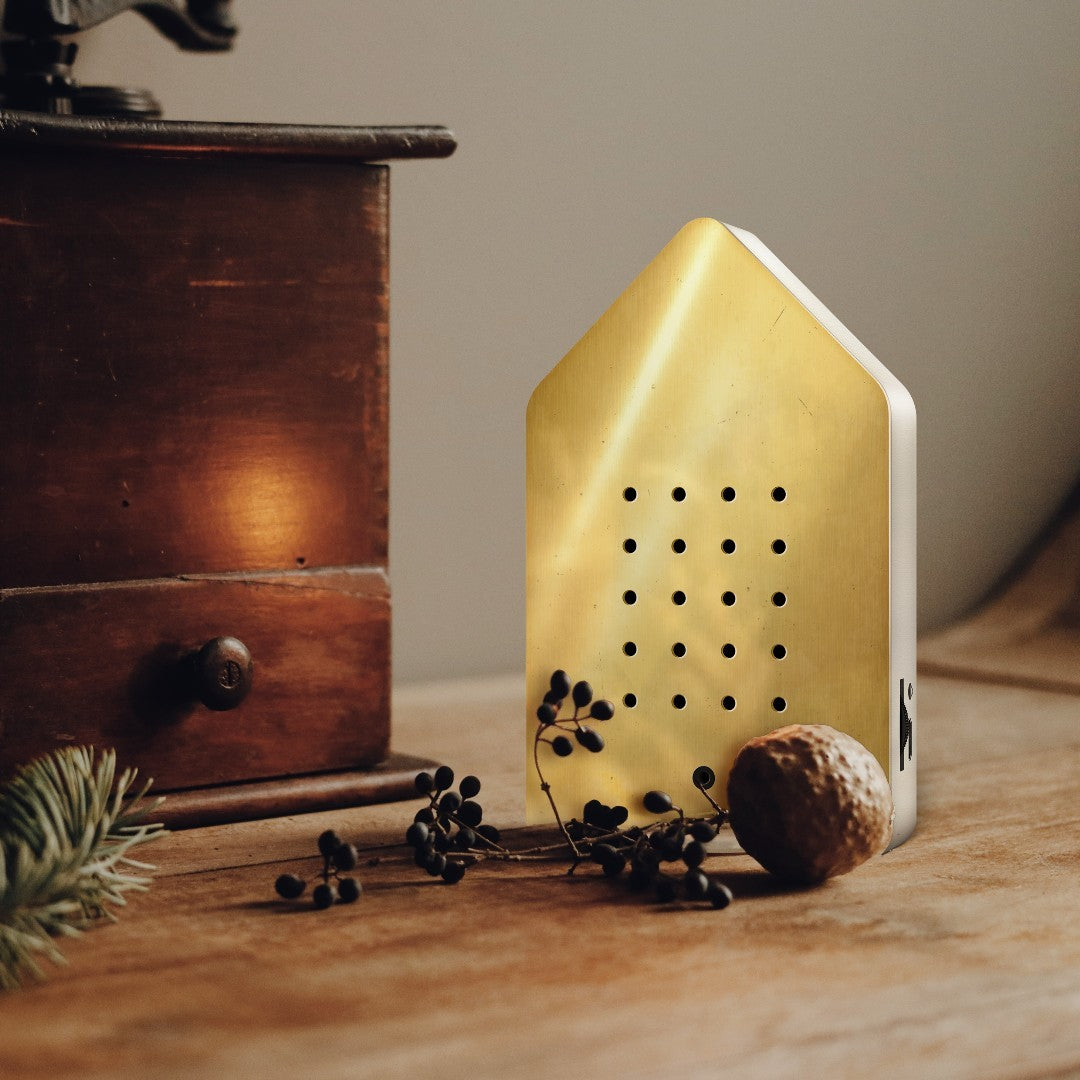 Birdybox riproduce  il canto degli uccelli nell'idilliaca radura della Foresta Nera: il rilassante cinguettio del merlo diffonde la magia unica di un risveglio mattutino estivo Durata del suono: 20 secondi Tecnologia: sensore di movimento. Dimensioni: cm 7,5 x 2,6 x 12,6 h. In negozio e online su tuttochic.live