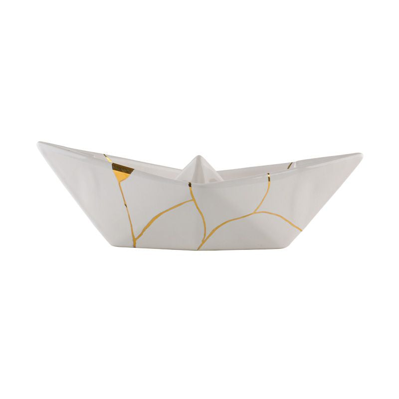 La Barchetta Origami Kintsugi in ceramica può essere utilizzata come portaoggetti, svuotatasche o fermacarte, Dimensioni: cm 30 x 13 x h 9. In negozio e online su tuttochic.live