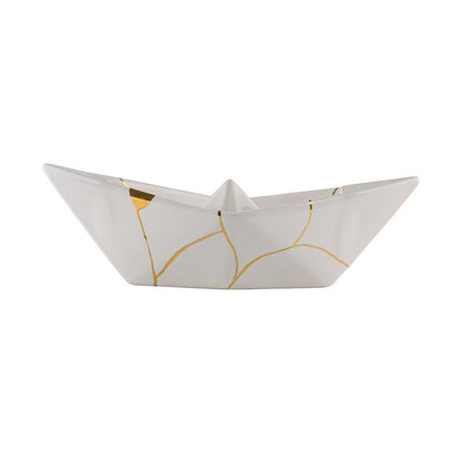 La Barchetta Origami Kintsugi in ceramica può essere utilizzata come portaoggetti, svuotatasche o fermacarte, Dimensioni: cm 30 x 13 x h 9. In negozio e online su tuttochic.live