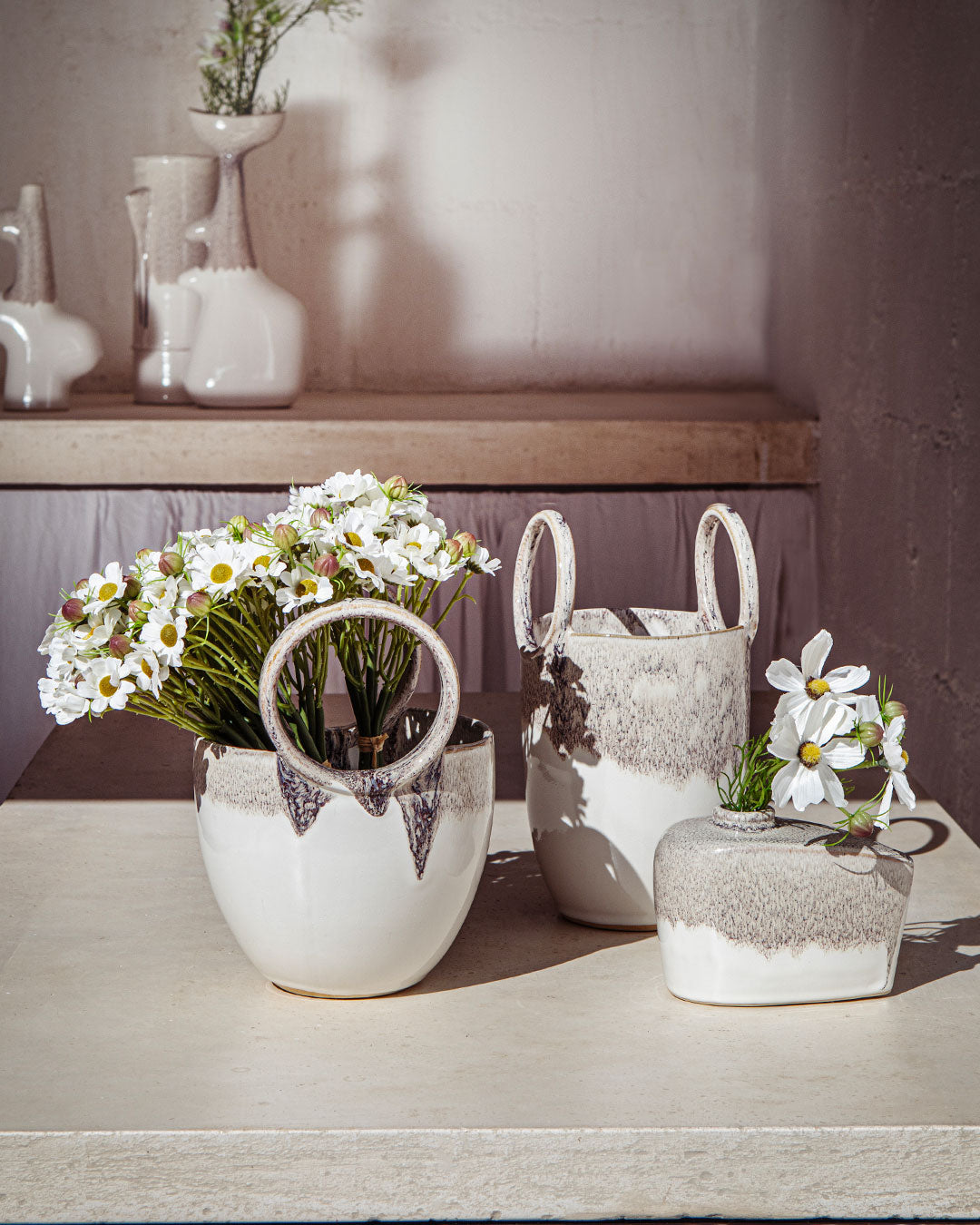 Vaso monofiore in ceramica lavorato con smalto reattivo di colore sabbia. Dimensioni: cm 14.5 x 9 x 11 h La collezione Reagisco si esprime attraverso incontri di colore che ricordano creature, borsette e forme lasciando alla fantasia definire l’oggetto da portare in casa. In negozio e online su tuttochic.live