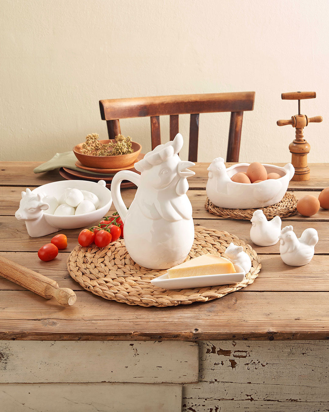Set di 2 contenitori per sale e pepe in porcellana di colore bianca a forma di gallina. Dimensioni singolo pezzo: 5xh8 cm. In negozio e online su tuttochic.live