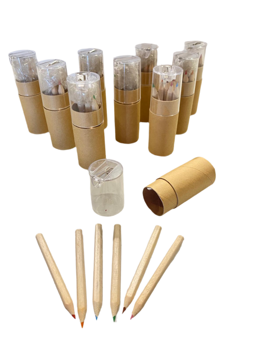 Set di 10 contenitori cilindrici in cartone con 6 mini matite in legno in colori assortiti. Dimensioni: cm Ø 3,5 x 11  In negozio e online su tuttochic.live