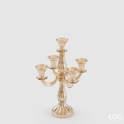 L'elegante portacandele Crystal Sinuoso è un capolavoro in cristallo color ambra, perfetto per creare un'atmosfera calda e raffinata. Dimensioni: cm 19x19x h 35. In negozio e online su tuttochic.live