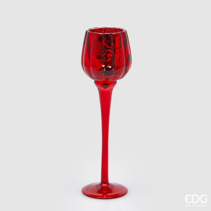 Calice portacandela in vetro lavorato di colore rosso. Dimensioni: cm h 27,5 x ø 8. Per creare un'atmosfera raffinata ed elegante, si consiglia l'acquisto di più pezzi, di colori e misure diverse. In negozio e online su tuttochic.live 