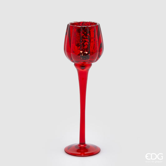 Calice portacandela in vetro lavorato di colore rosso. Dimensioni: cm h 27,5 x ø 8. Per creare un'atmosfera raffinata ed elegante, si consiglia l'acquisto di più pezzi, di colori e misure diverse. In negozio e online su tuttochic.live 