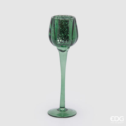 Calice portacandela in vetro lavorato di colore verde. Dimensioni: cm h 27,5 x ø 8. Per creare un'atmosfera raffinata ed elegante, si consiglia l'acquisto di più pezzi, di colori e misure diverse. In negozio e online su tuttochic.live 