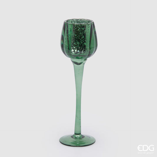 Calice portacandela in vetro lavorato di colore verde. Dimensioni: cm h 27,5 x ø 8. Per creare un'atmosfera raffinata ed elegante, si consiglia l'acquisto di più pezzi, di colori e misure diverse. In negozio e online su tuttochic.live 