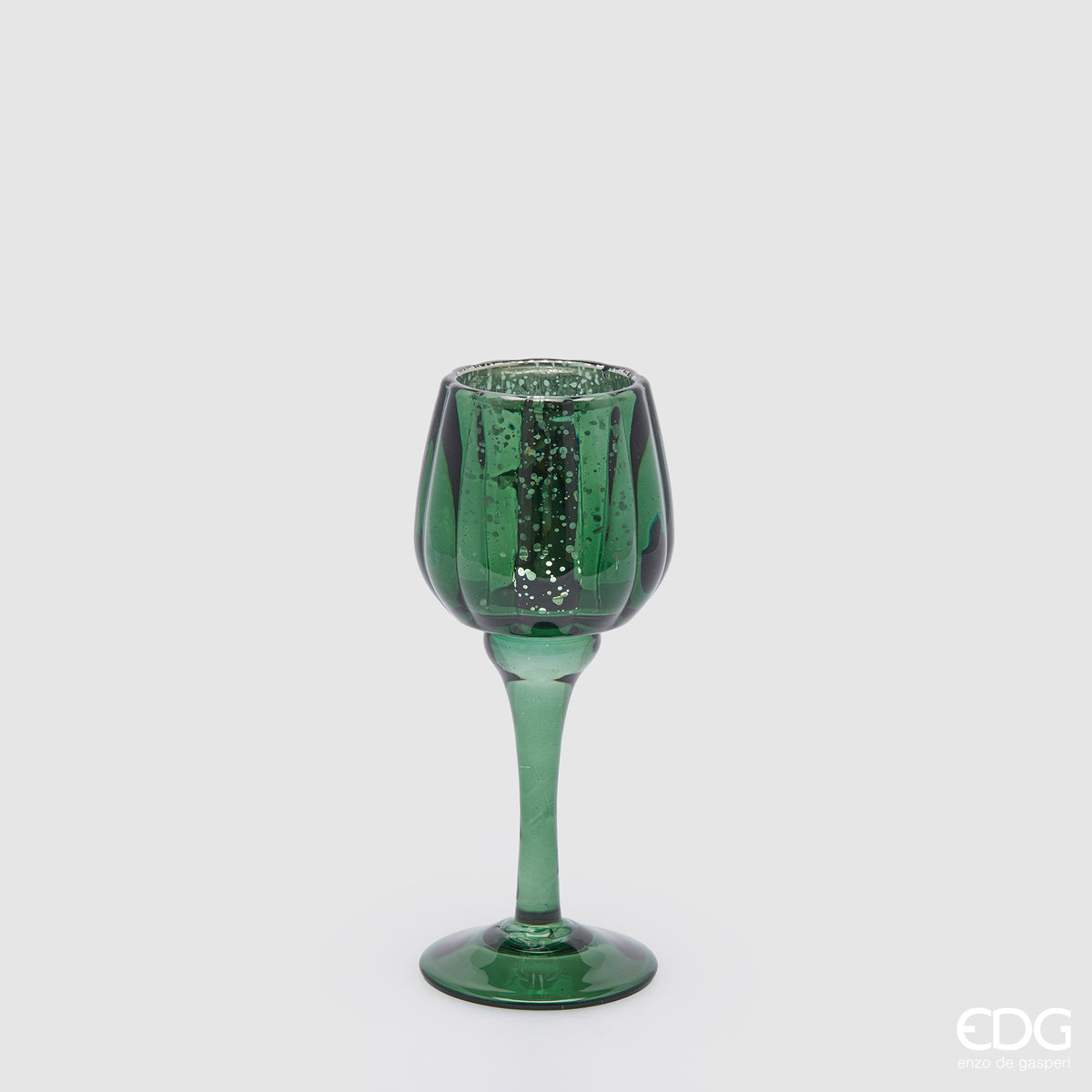 Calice portacandela in vetro lavorato di colore rosso. Dimensioni: cm h 19,5 x ø 8. Per creare un'atmosfera raffinata ed elegante, si consiglia l'acquisto di più pezzi, di colori e misure diverse. In negozio e online su tuttochic.live 
