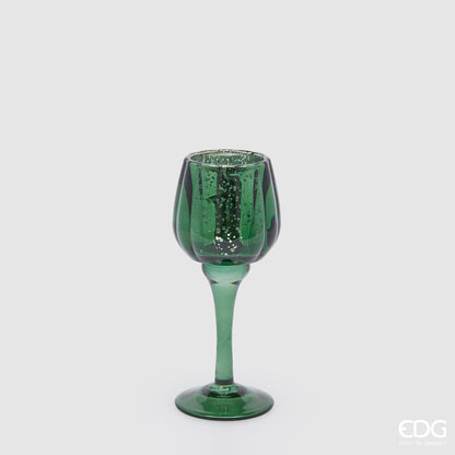 Calice portacandela in vetro lavorato di colore rosso. Dimensioni: cm h 19,5 x ø 8. Per creare un'atmosfera raffinata ed elegante, si consiglia l'acquisto di più pezzi, di colori e misure diverse. In negozio e online su tuttochic.live 