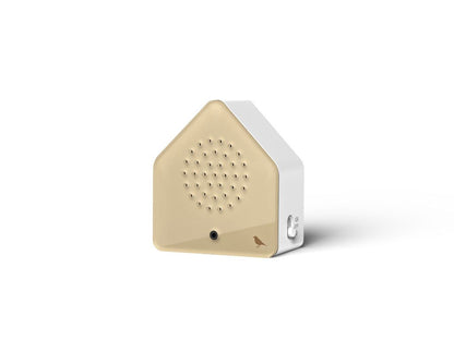 Satellitebox Thrush riproduce l'armonia del canto melodioso e intenso del tordo bottaccio.  Funzionamento a batteria ricaricabile. Cassa triangolare in plastica. Dimensioni: cm 7 x 4 x 7,7 h. In negozio e online su tuttochic.live