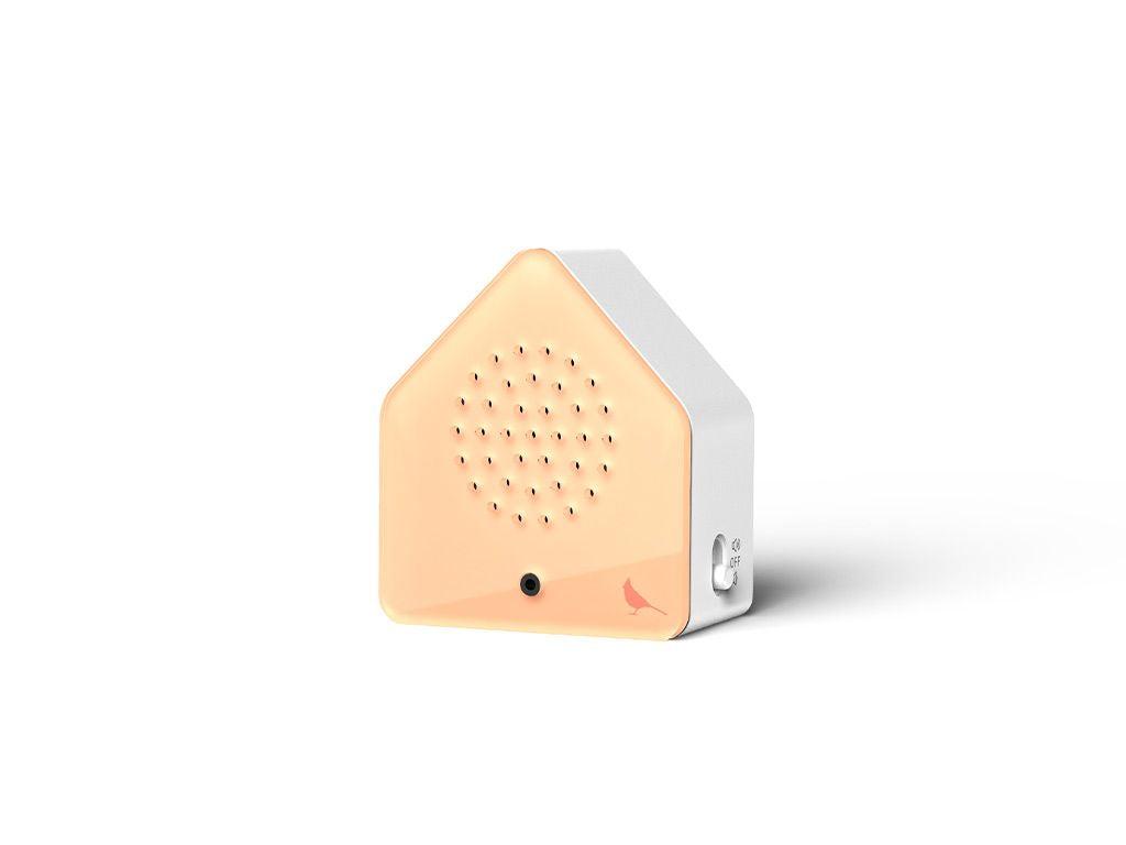 Satellitebox Red Cardinal riproduce il richiamo vibrante e allegro del cardinale rosso, simbolo di gioia. Funzionamento a batteria ricaricabile. Cassa triangolare in plastica. Dimensioni: cm 7 x 4 x 7,7 h. In negozio e online su tuttochic.live