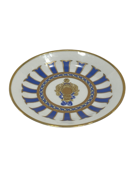 Piattino in porcellana Limoges con decoro in oro zecchino e blu. Dimensioni: cm ø 15 x h 2. In negozio e online su tuttochic.live