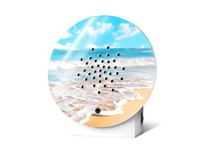 Oceanbox Surf ti fa venir voglia di trascorrere una giornata al mare. Il ritmo eterno delle onde, la brezza fresca e il richiamo dei gabbiani ci fanno rilassare subito. I suoni dell'oceano vengono attivati ​​da un rilevatore di movimento Ricaricabile Dimensioni: cm 10,8 x 5 x 11,5 h. In negozio e online su tuttochic.live