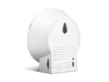 Oceanbox Surf ti fa venir voglia di trascorrere una giornata al mare. Il ritmo eterno delle onde, la brezza fresca e il richiamo dei gabbiani ci fanno rilassare subito. I suoni dell'oceano vengono attivati ​​da un rilevatore di movimento Ricaricabile Dimensioni: cm 10,8 x 5 x 11,5 h. In negozio e online su tuttochic.live