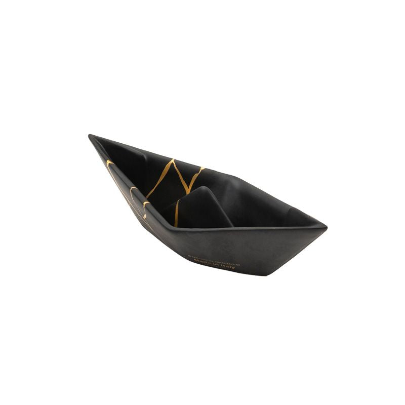 La Barchetta Origami Kintsugi in ceramica può essere utilizzata come portaoggetti, svuotatasche o fermacarte, Dimensioni: cm 21 x 9 x h 7. In negozio e online su tuttochic.live