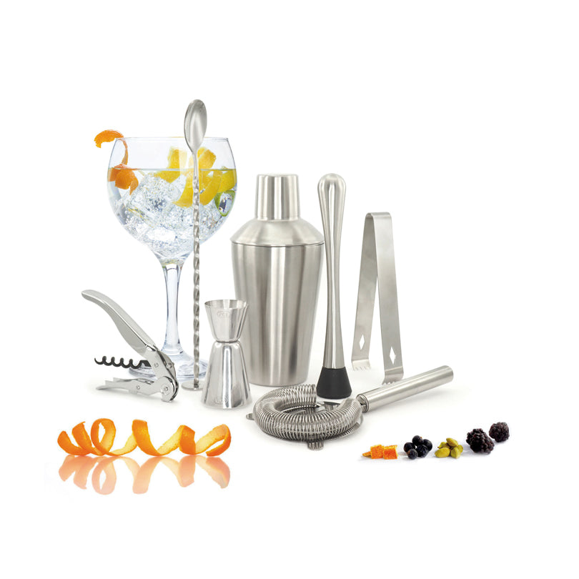 Con il set da bar da 7 pezzi, puoi creare cocktail, short e long drink.  Composto da: misurino doppio (cl 2 und cl 4), cucchiaio da cocktail per mescolare (cm 25,5), molla ghiaccio (cm 16), colino (cm 9x20,5), cavatappi, shaker (cm 20) e pestello (cm 19). Ricette incluse. In negozio e online su tuttochic.live